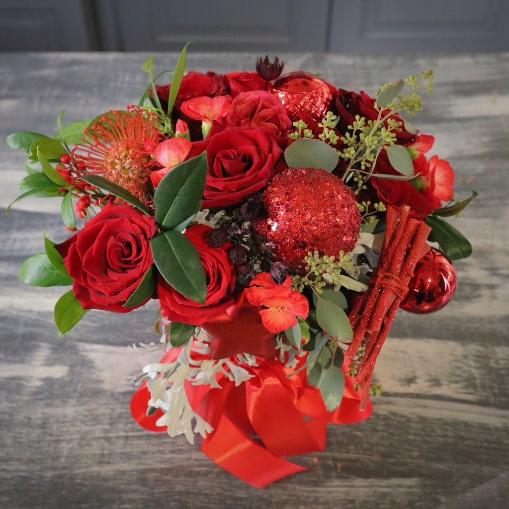 Новогодняя композиция в шляпной коробке с живыми цветами и ёлочными шарами