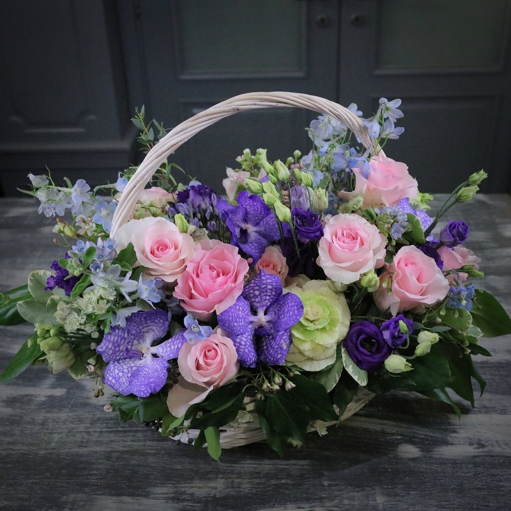 Роскошная корзина роз с орхидеями Ванда