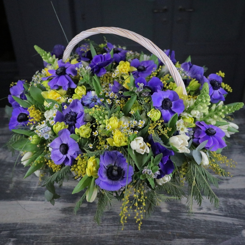 Шикарная корзина весенних цветов