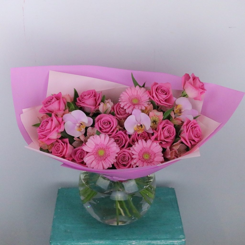 Розовый букет с герберами, орхидеями и розами