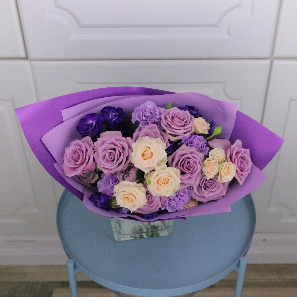 Букет с розами в сиреневой гамме