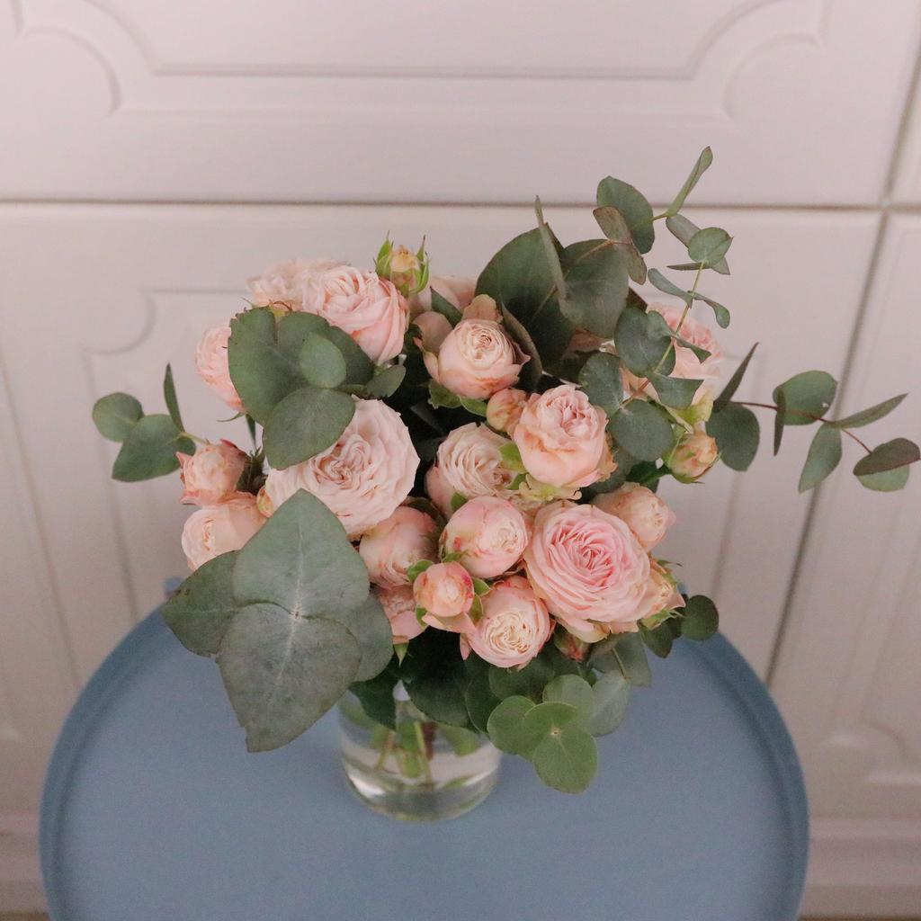 Букет кустовых роз Мадам Бомбастик с эвкалиптом