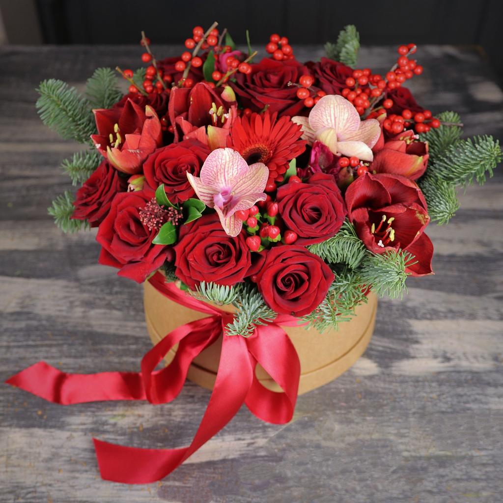 Праздничная композиция с амариллисами, розами и илексом в крафтовой коробке