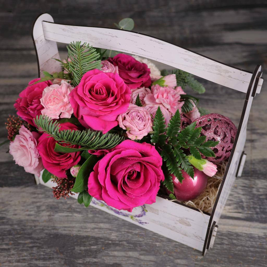 Розовая композиция в ящичке с елочными игрушками