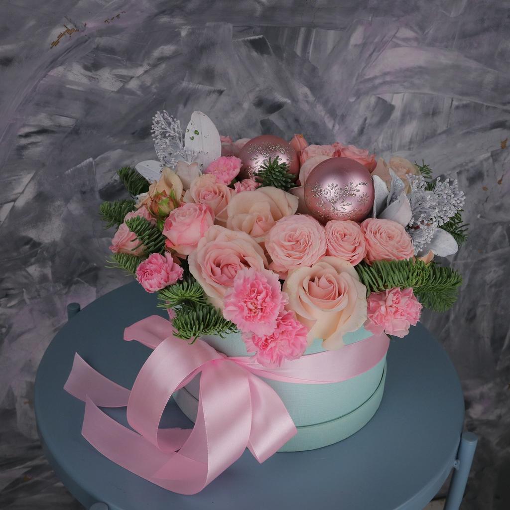 Нежно-розовая воздушная композиция с декором из ёлочных игрушек в шляпной коробке