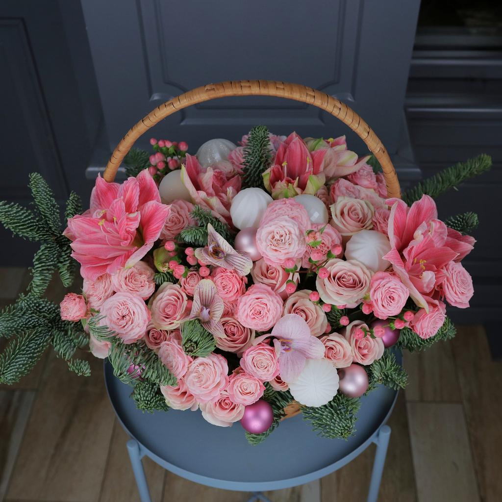 Роскошная корзина в нежно-розовой гамме с ёлочными игрушками и нобиллисом