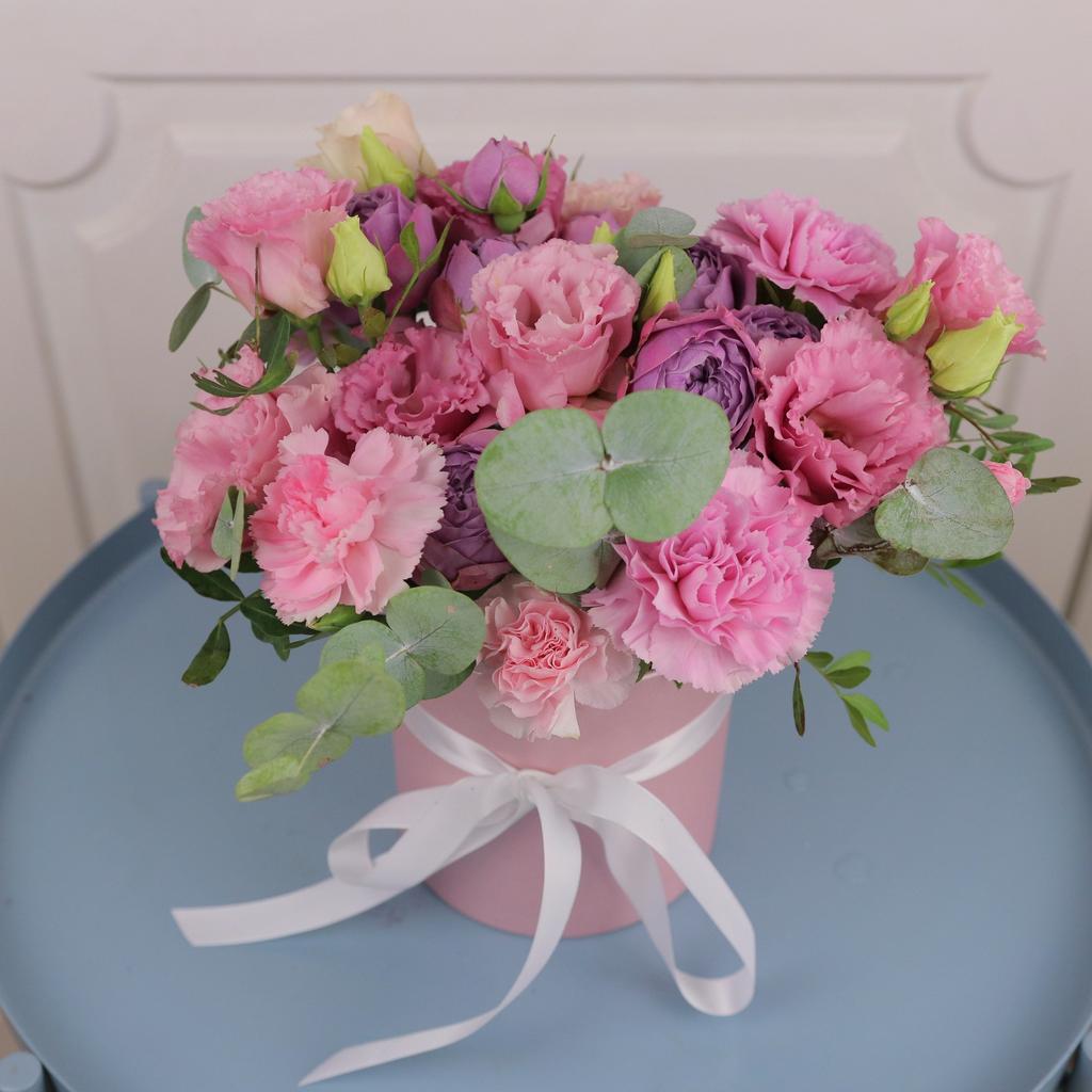 Нежно-розовая композиция в шляпной коробке