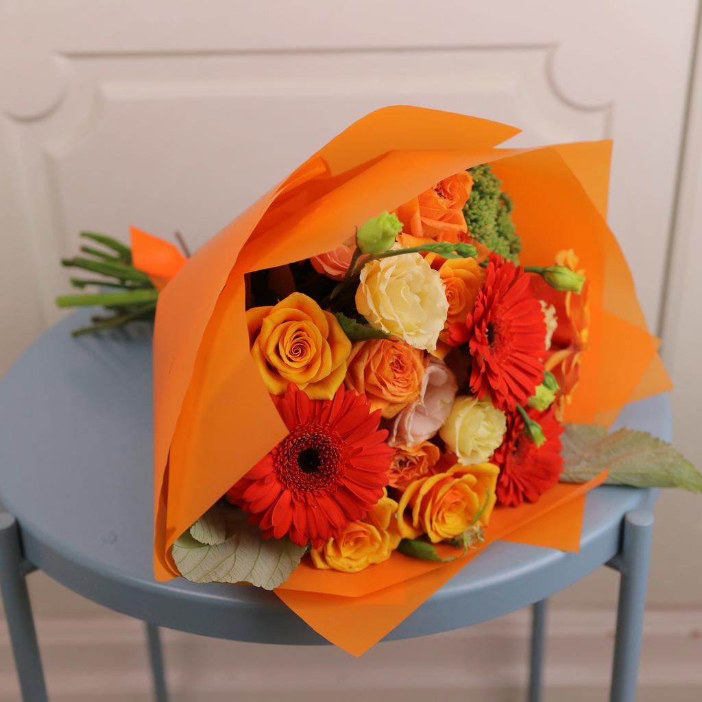 Яркий осенний букет с герберой в оранжевых тонах