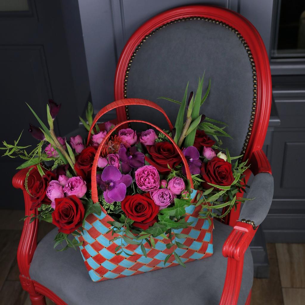 Авторская роскошная и яркая композиция в корзинке