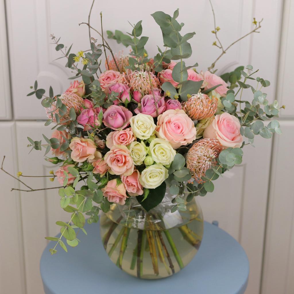 Необычный авторский букет в персиково-розрвом цвете