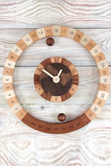 ВЕЧНЫЙ КАЛЕНДАРЬ С ЧАСАМИ И МАГНИТНЫМИ ВЫДЕЛИТЕЛЯМИ