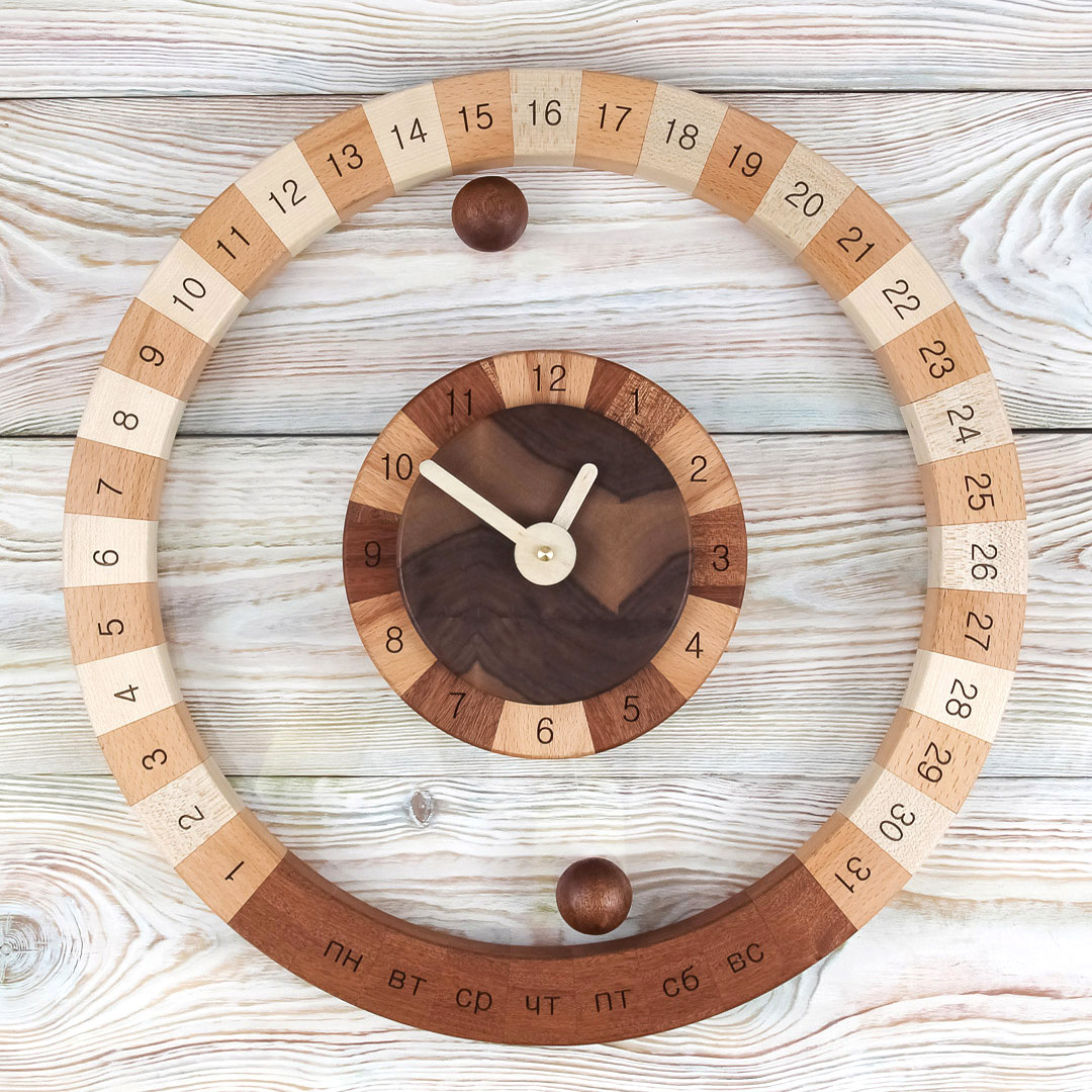 ВЕЧНЫЙ КАЛЕНДАРЬ С ЧАСАМИ И МАГНИТНЫМИ ВЫДЕЛИТЕЛЯМИ