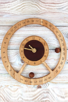 ВЕЧНЫЙ КАЛЕНДАРЬ С ЧАСАМИ И МАГНИТНЫМИ ВЫДЕЛИТЕЛЯМИ