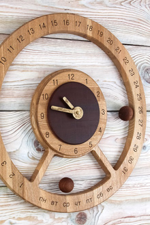 ВЕЧНЫЙ КАЛЕНДАРЬ С ЧАСАМИ И МАГНИТНЫМИ ВЫДЕЛИТЕЛЯМИ