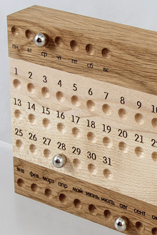 НАСТОЛЬНЫЙ КАЛЕНДАРЬ С  МАГНИТНЫМИ ШАРИКАМИ КВАДРАТ