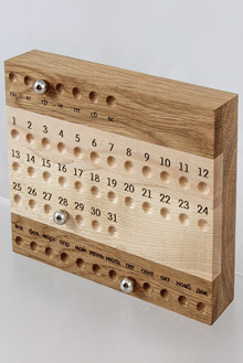 НАСТОЛЬНЫЙ КАЛЕНДАРЬ С  МАГНИТНЫМИ ШАРИКАМИ КВАДРАТ