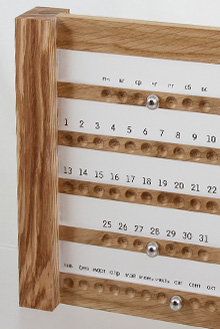 НАСТОЛЬНЫЙ КАЛЕНДАРЬ С  МАГНИТНЫМИ ШАРИКАМИ С МАТОВЫМИ ВСТАВКАМИ