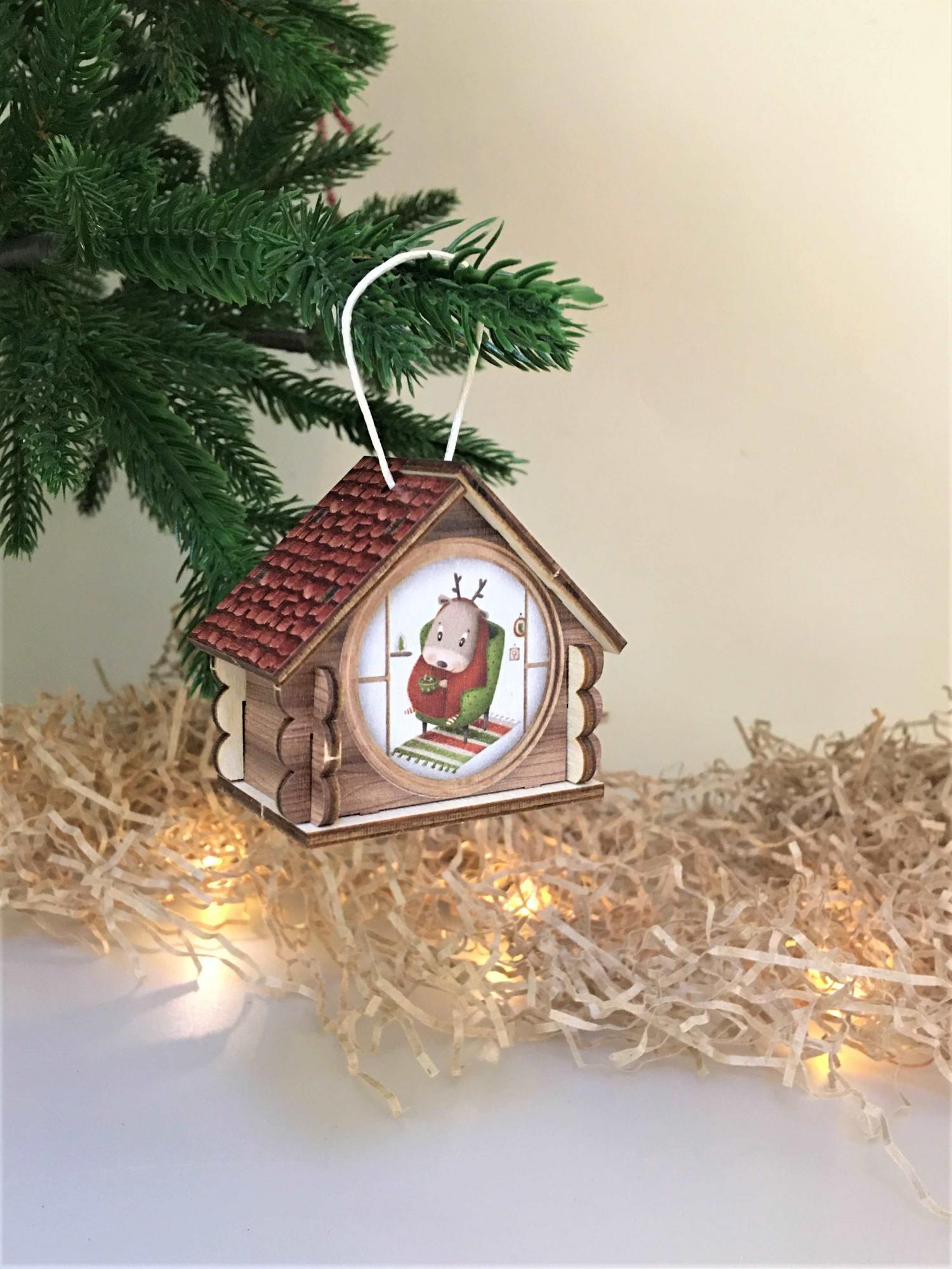 ОЛЕНЬ В ДОМИКЕ