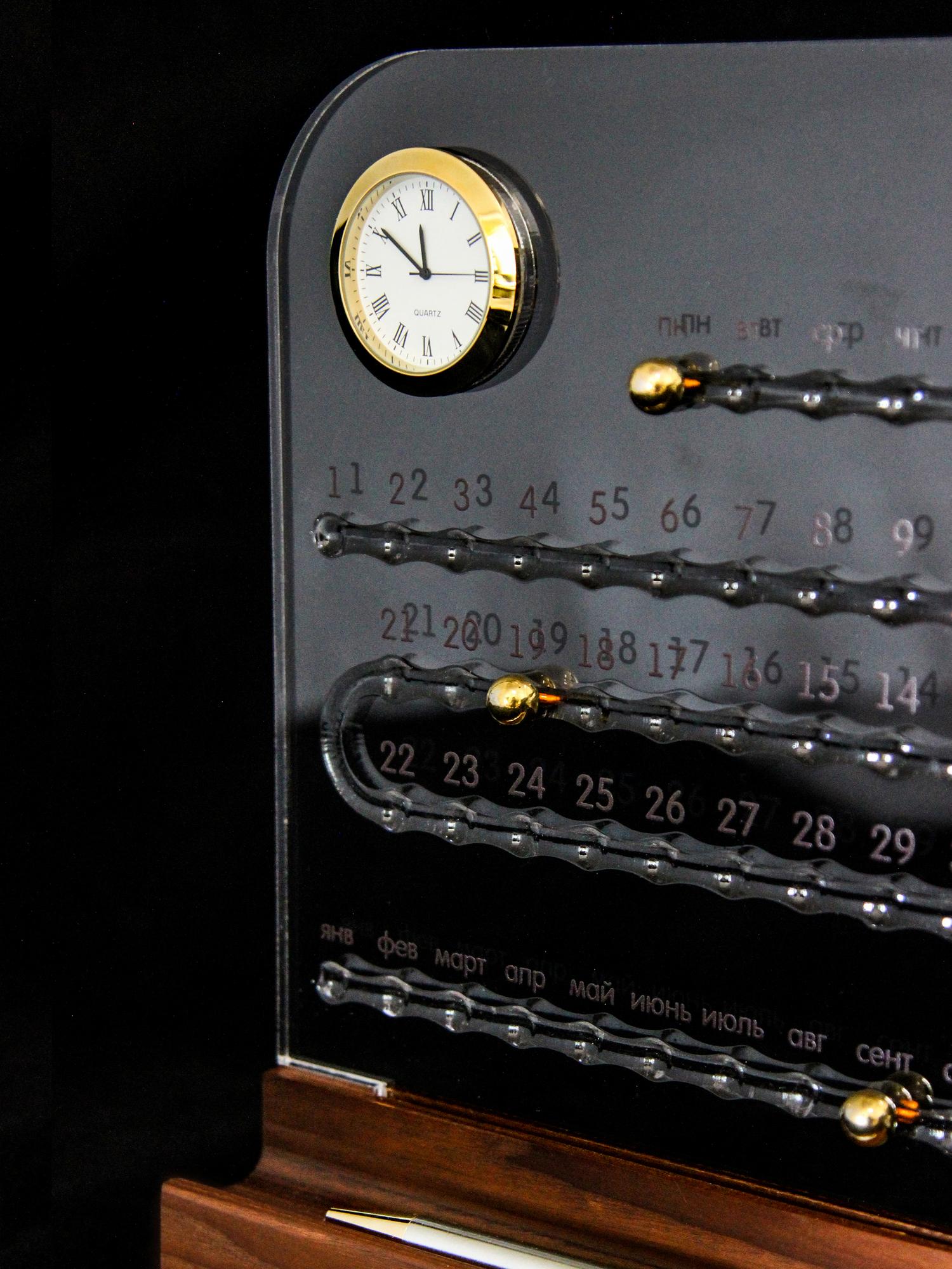 ПРОЗРАЧНЫЙ МАГНИТНЫЙ КАЛЕНДАРЬ С ЧАСАМИ