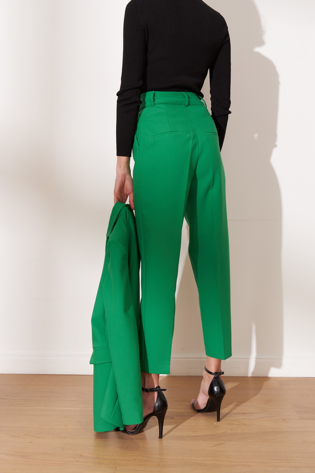 Брюки Astrid высокой посадки в зеленом цвете
