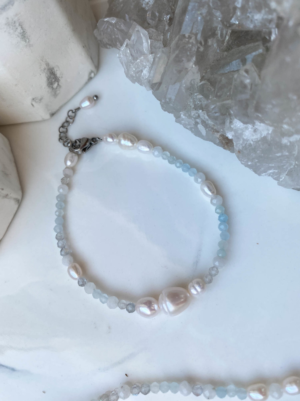Браслет аквамарина, лунного камня, лабрадорита и жемчуга