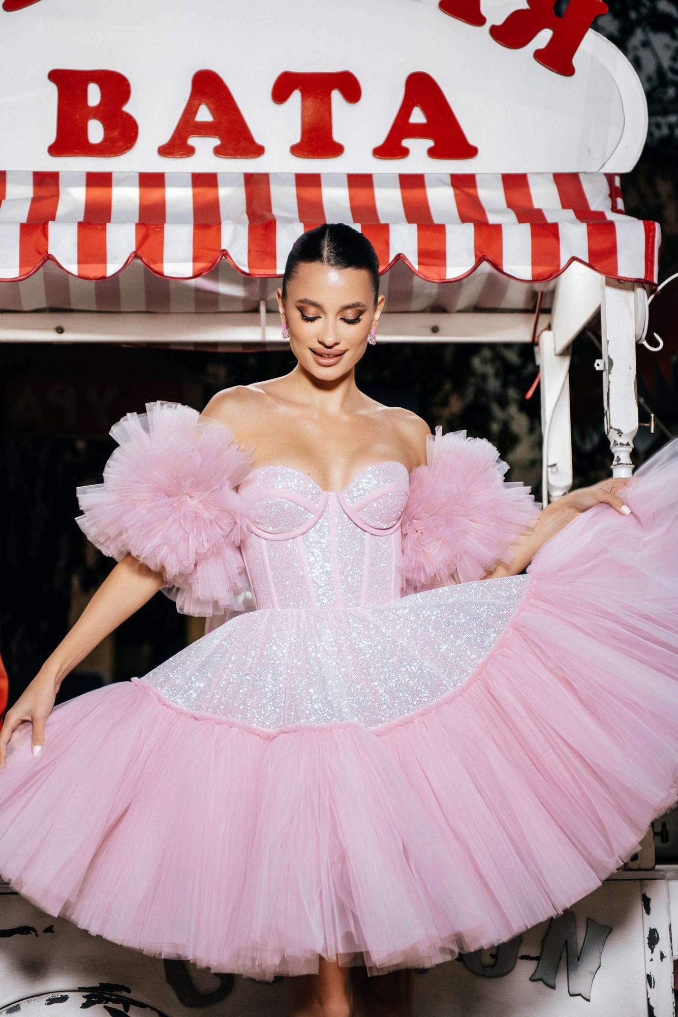 Коктейльное платье FANNA короткое в розовой пудре с рукавами - шар