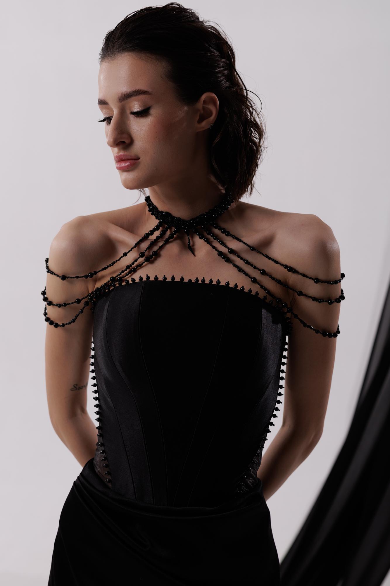 Вечернее платье GADGI  в черном с чокером.