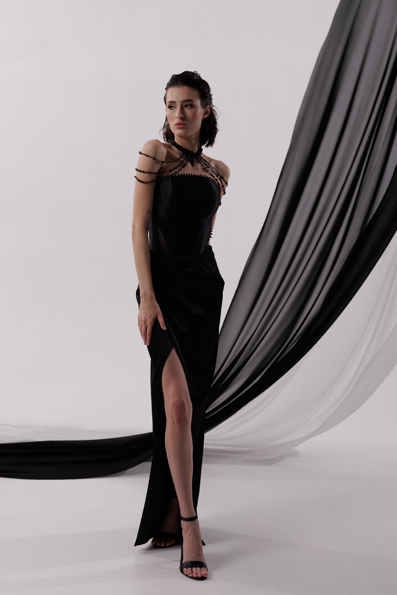 Вечернее платье GADGI  в черном с чокером.