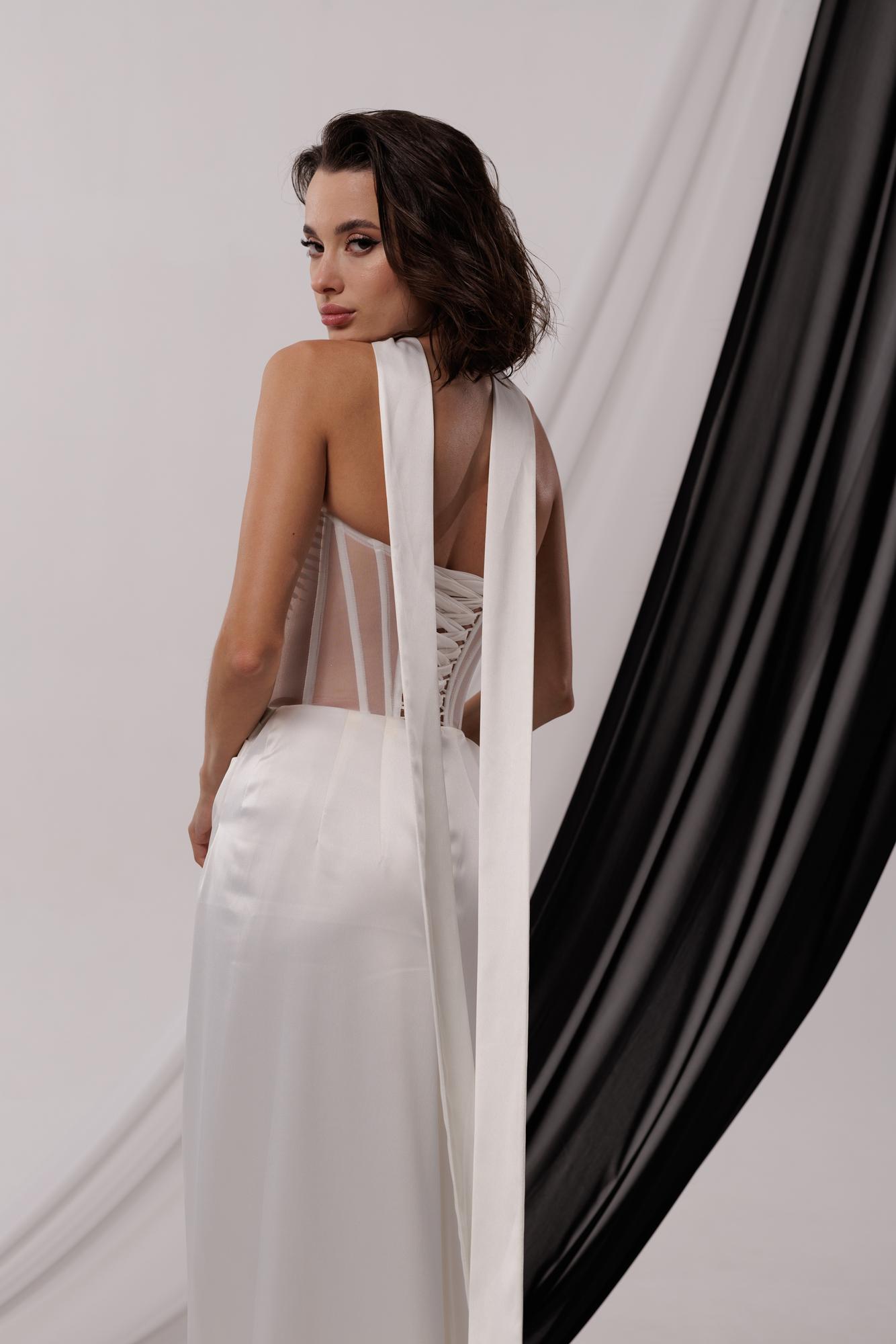 Свадебное платье GADGI из атласа с шарфом.