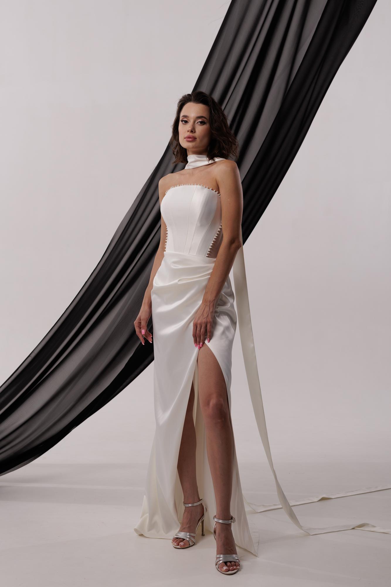 Свадебное платье GADGI из атласа с шарфом.