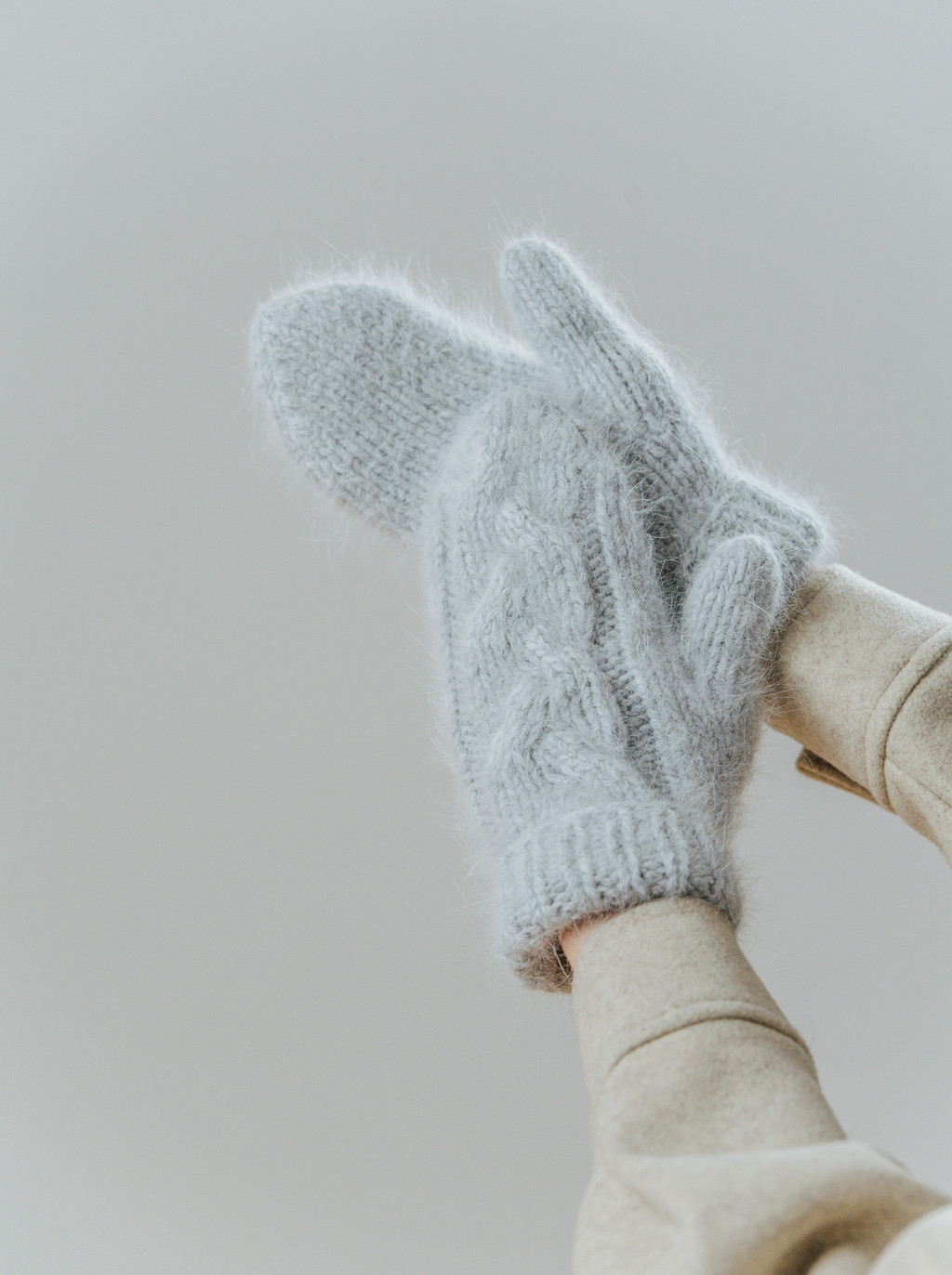 Варежки ангора светло-серый