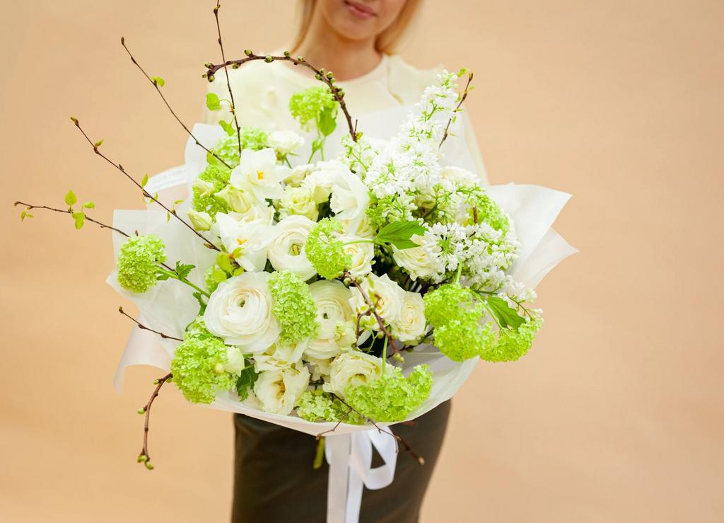 Авторский букет круглой формы «Зелёный вибирнум»