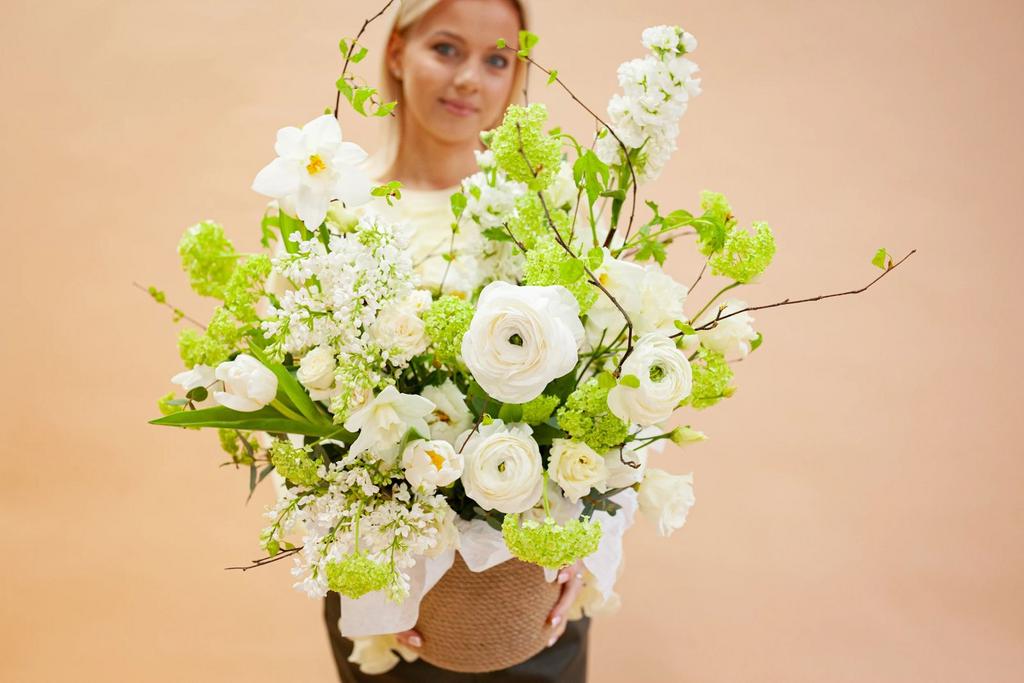 Цветочная композиция в плетеном кашпо "Зеленый вибирнум"