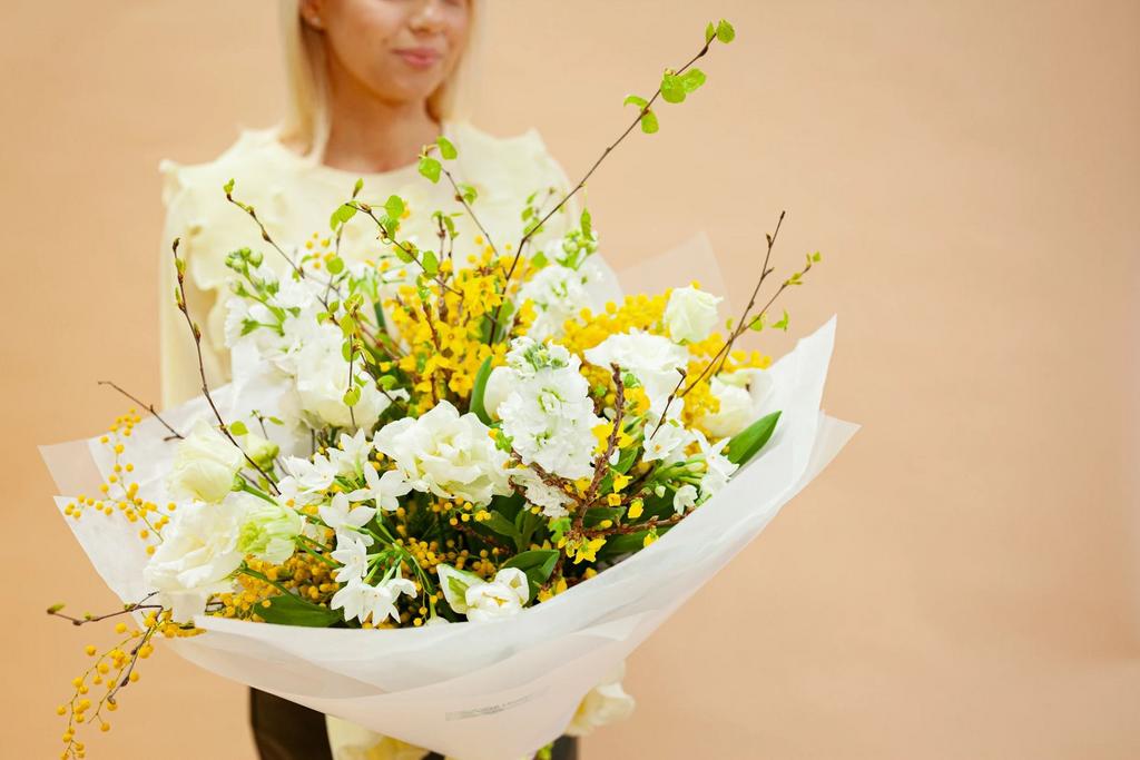 Авторский букет круглой формы «Желтая форзиция»