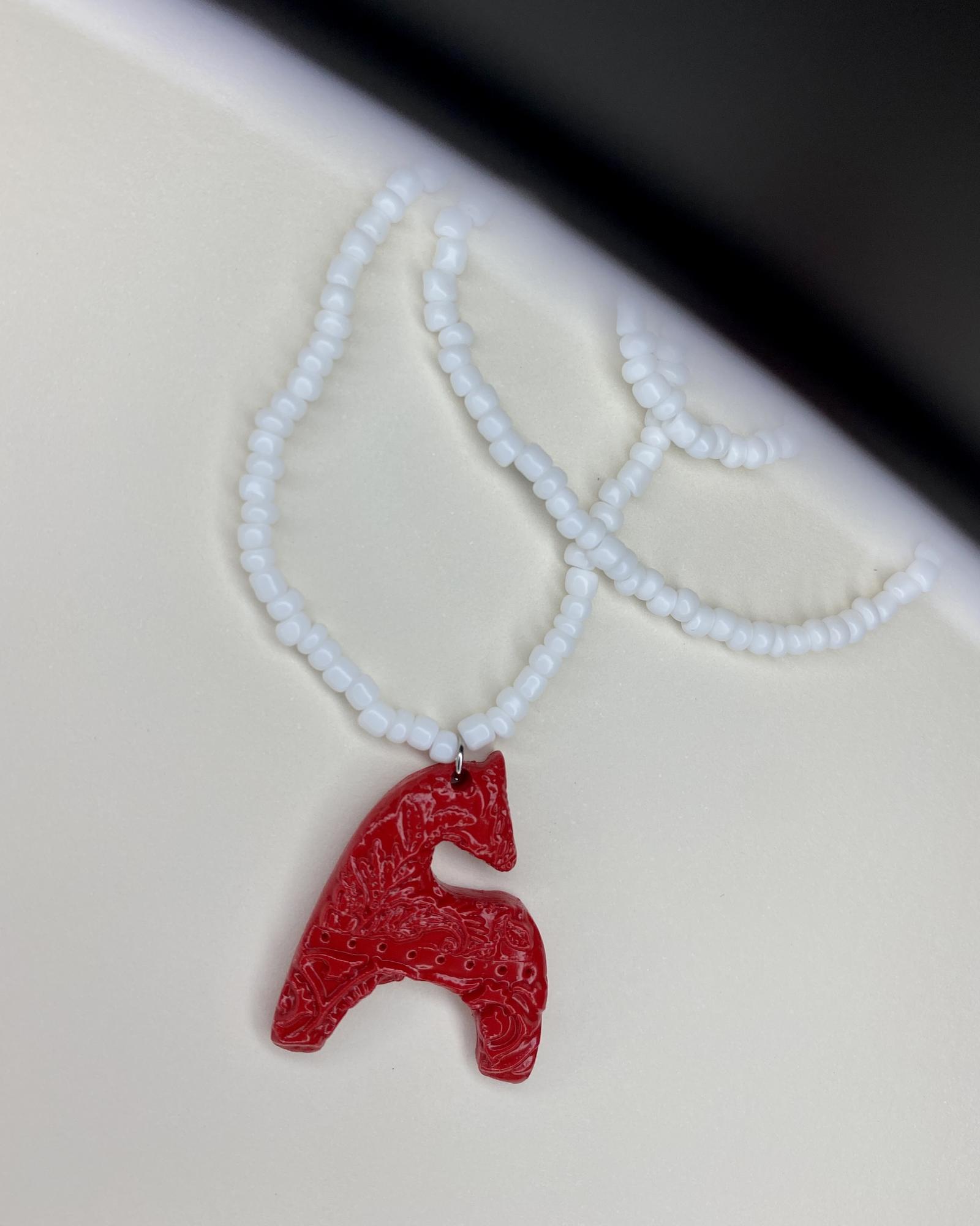 Бусы Коняшка резной красный с белым 2