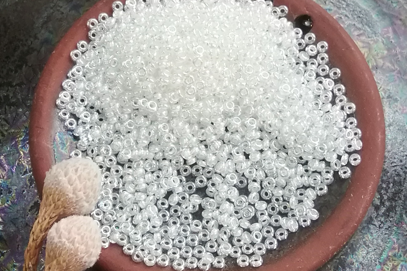 Бисер тохо demi round белый 981