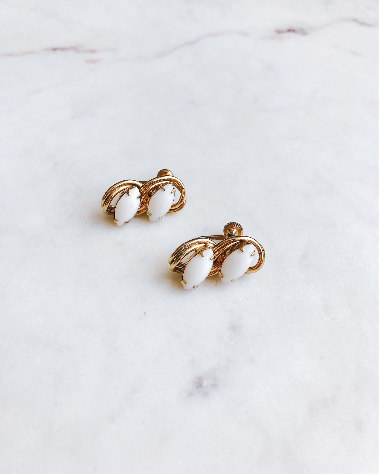 Клипсы с белыми кабошонами