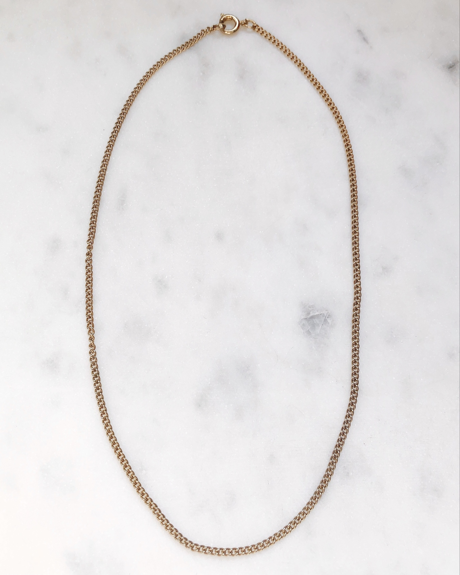 Короткая золотистая цепь