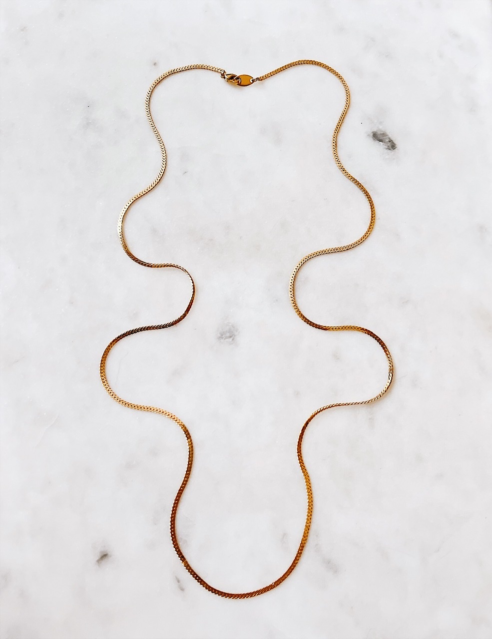 Утонченная золотистая цепь