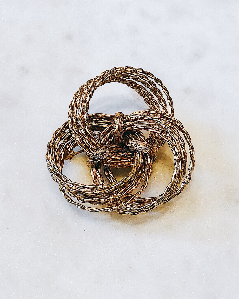 Витая брошь в виде узлов