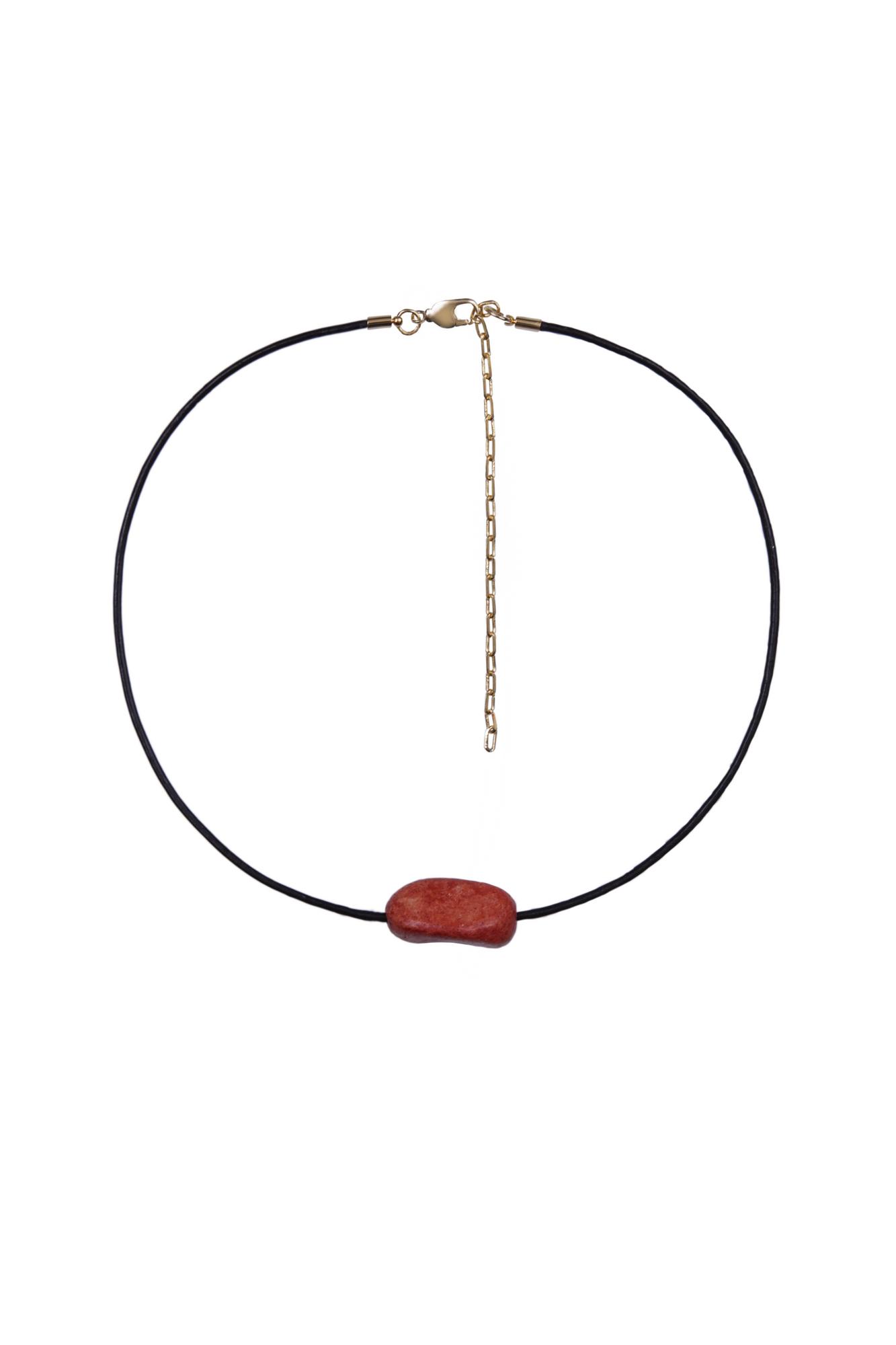 Колье на кожаном шнуре с кораллом