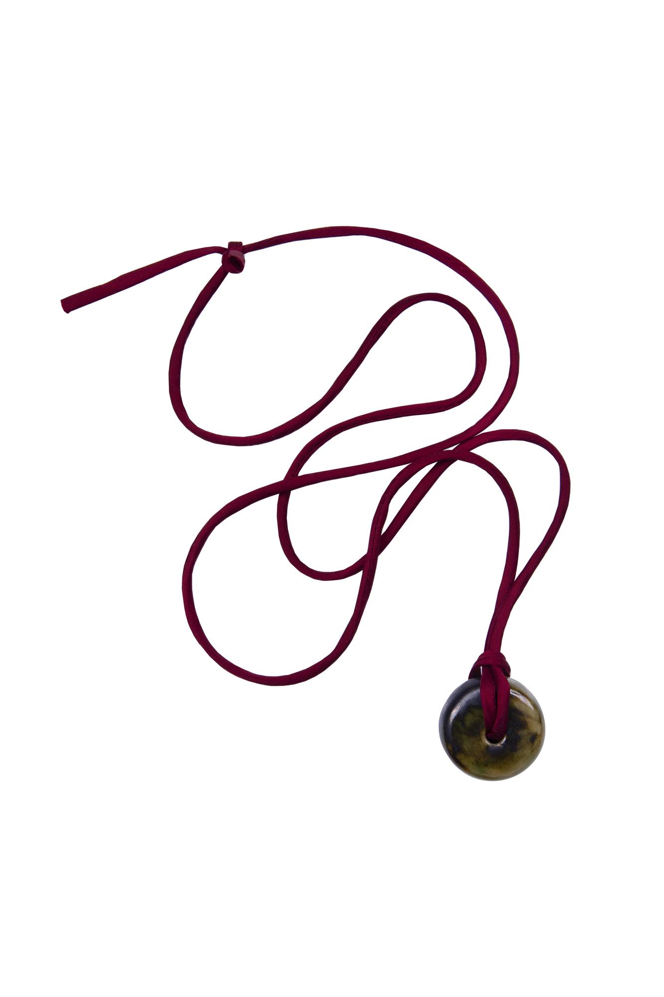 Колье на шелковом шнуре с керамической бусиной