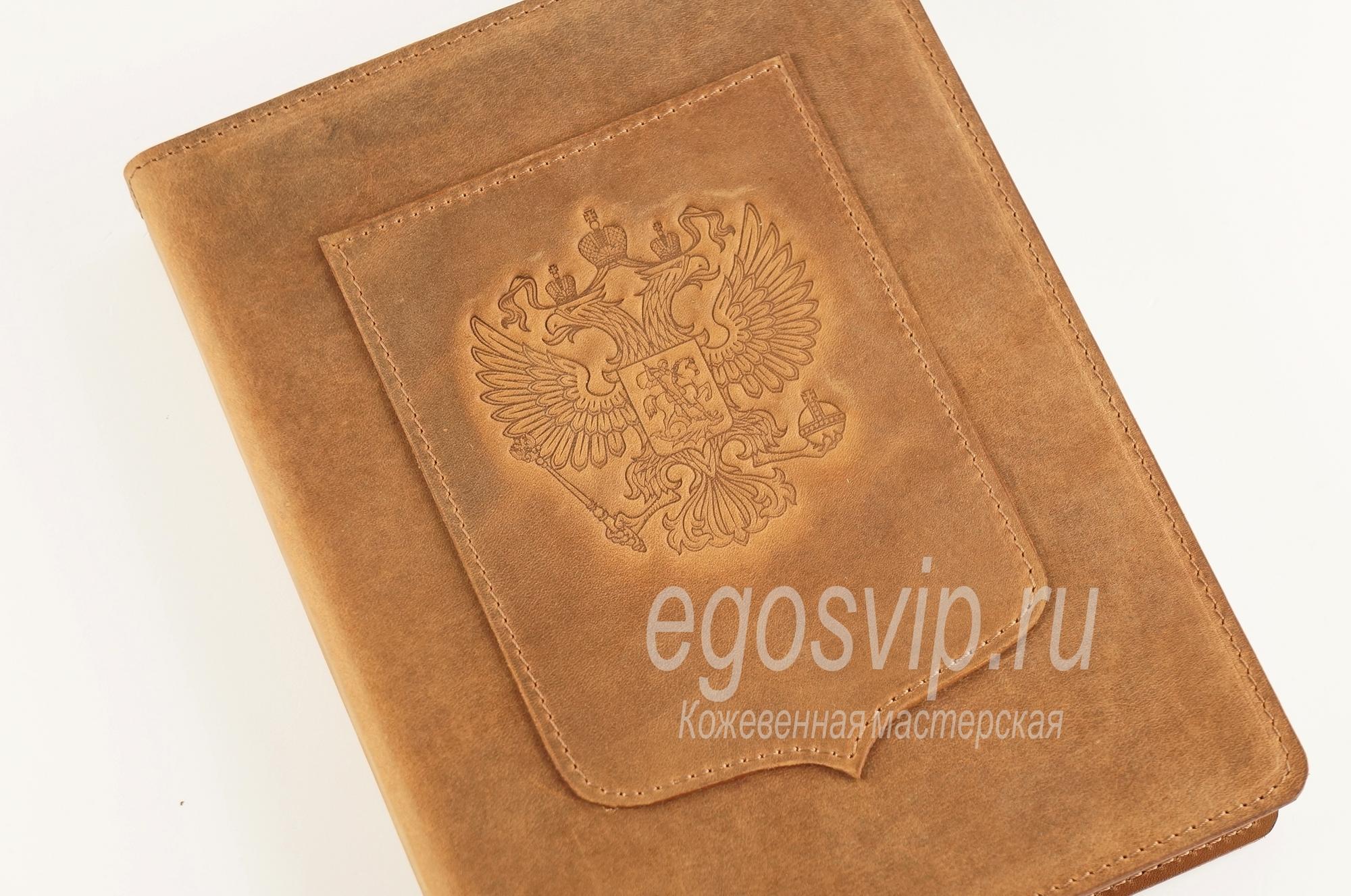 Тиснение герба России на кожаном изделии