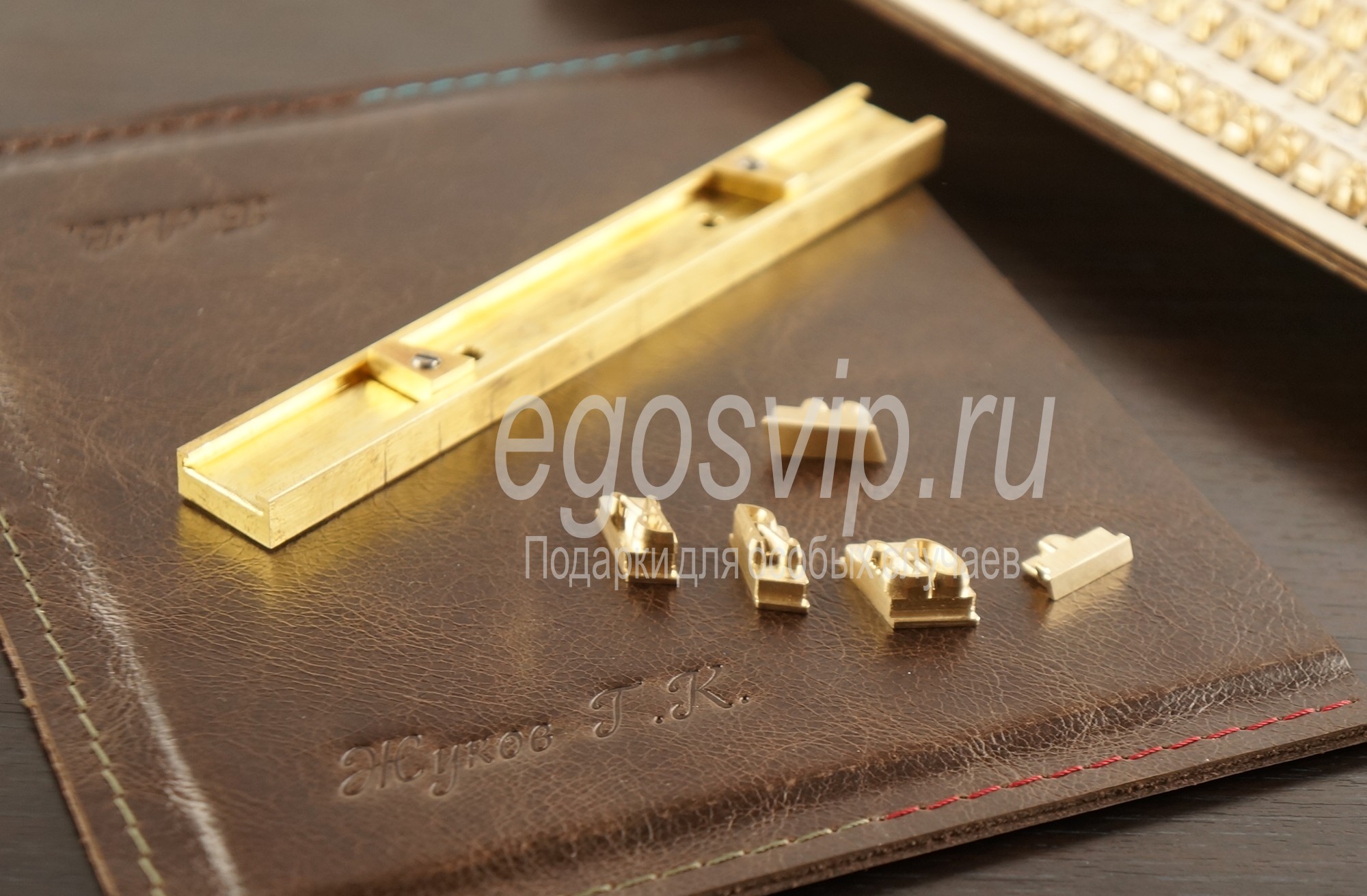 Инициалы на кожаных изделиях / тиснение на кожаном изделии буквами