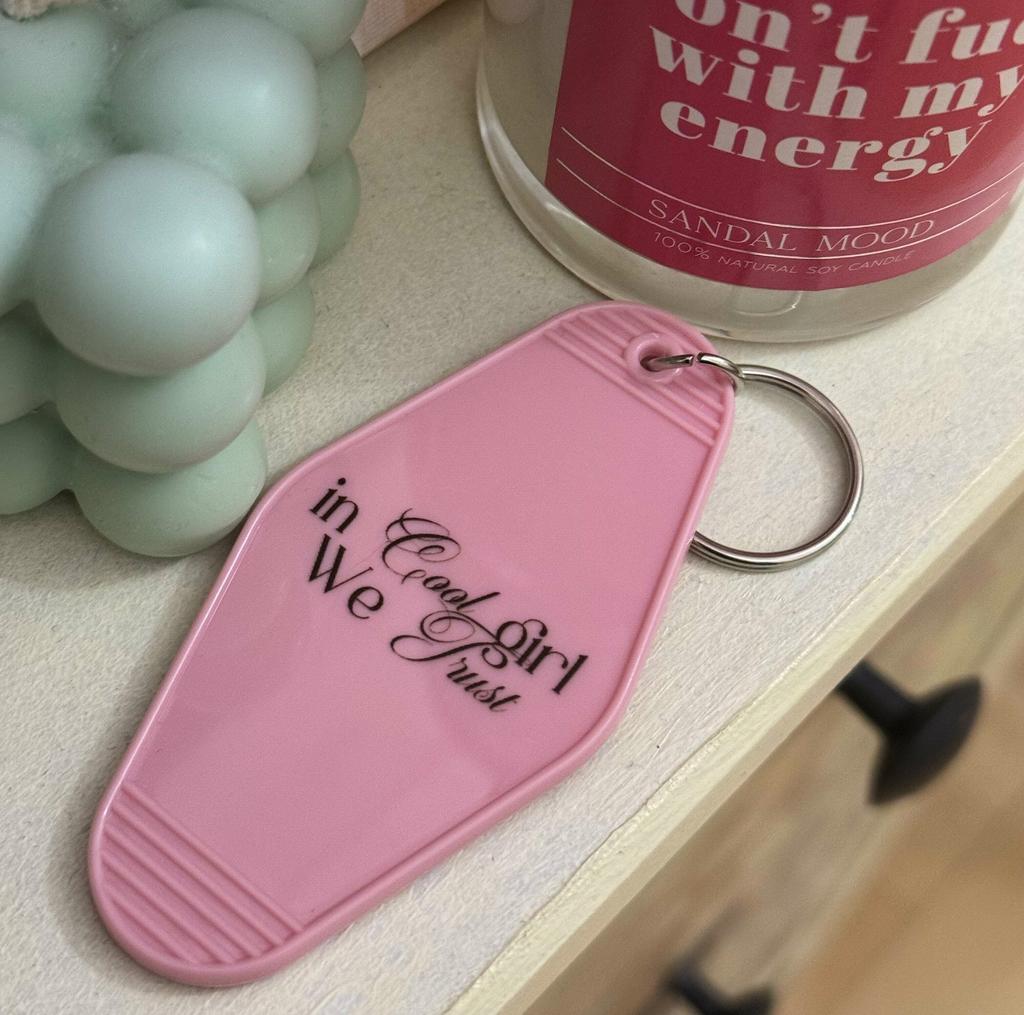 брелок "In cool girls we trust"