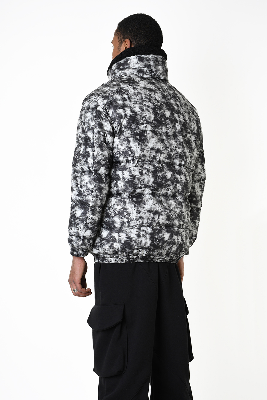 Короткий пуховик со смещенной молнией и мраморным принтом LH