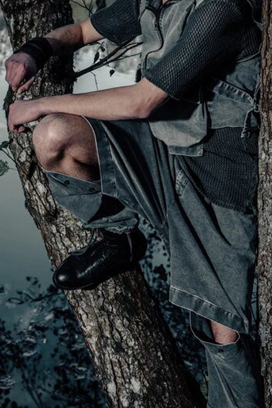 Брюки мраморного окраса с вырезами в области колен LH