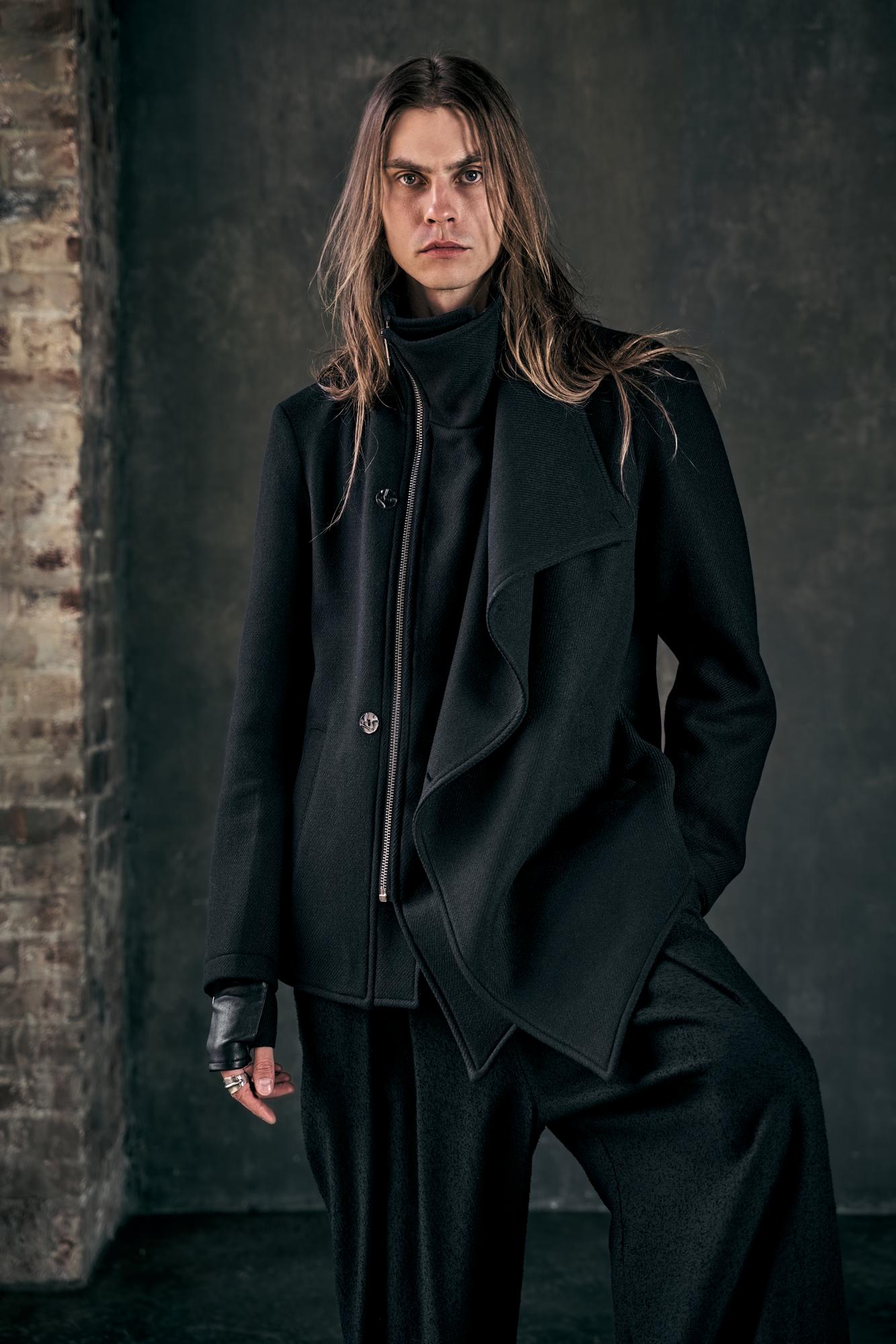 Пальто со смещенной застежкой с двойными лацканами LH