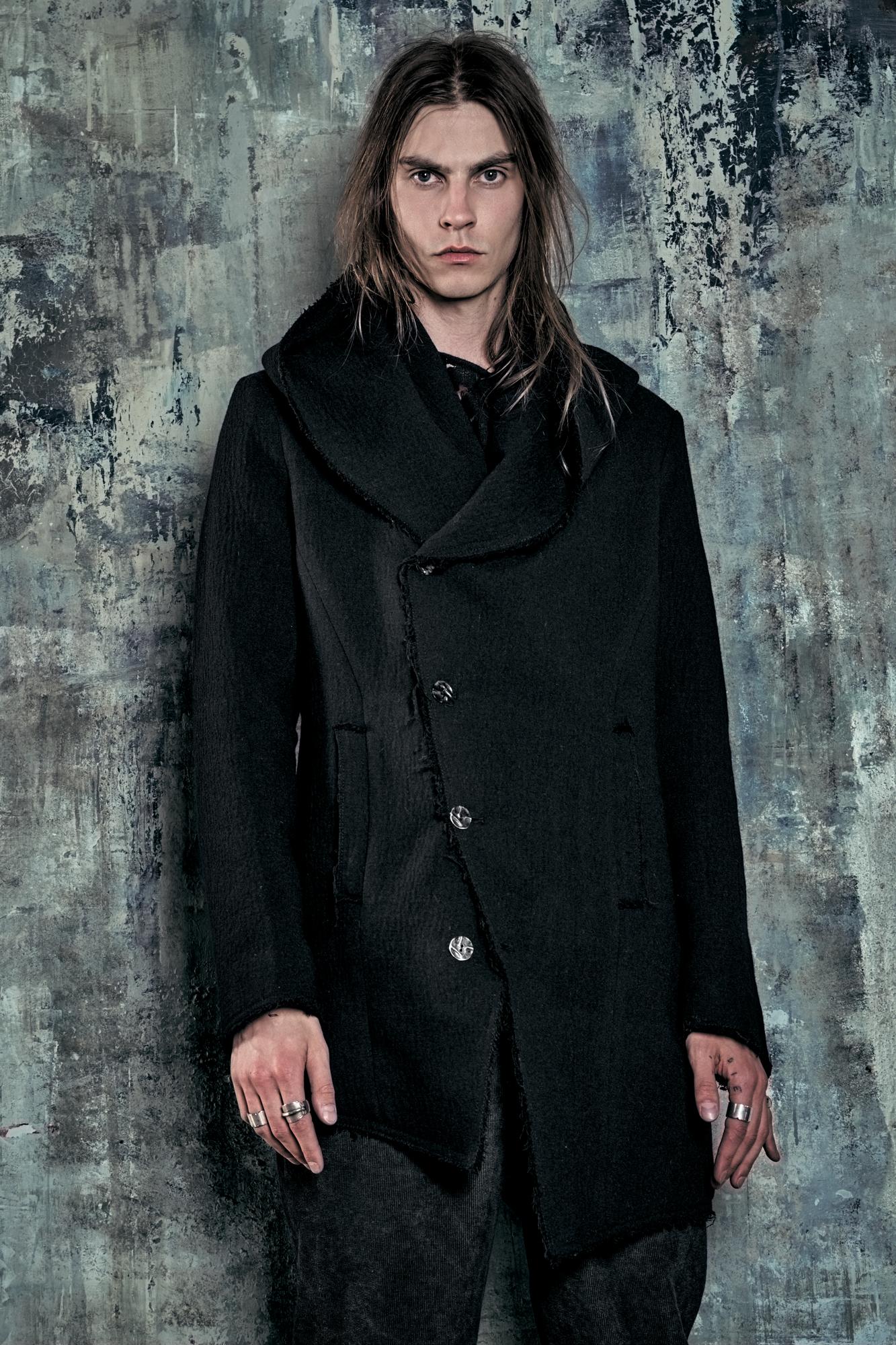 Асимметричное пальто из тисненой ткани с капюшоном LH