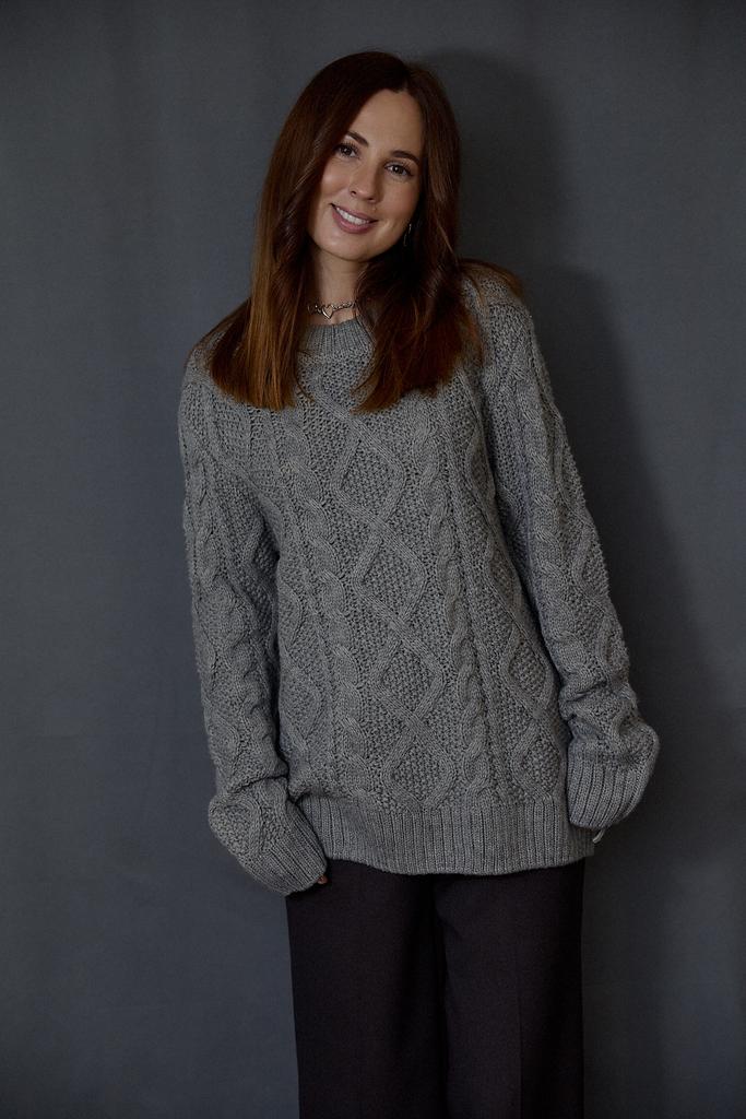 Джемпер  с косами в сером цвете